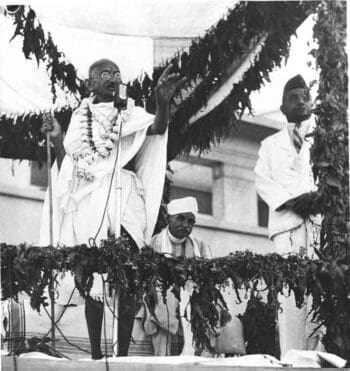 Mahatma_Gandhi_at_the_opening_ceremony_of_the_Kamala_Nehru_Hospital_in_Allahabad