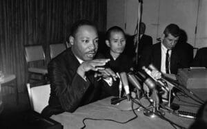 Photo: Martin Luther King Jr. & Thích Nhất Hạnh tại Chicago 31-5-1966 by manhhai, CC BY 2.0.
